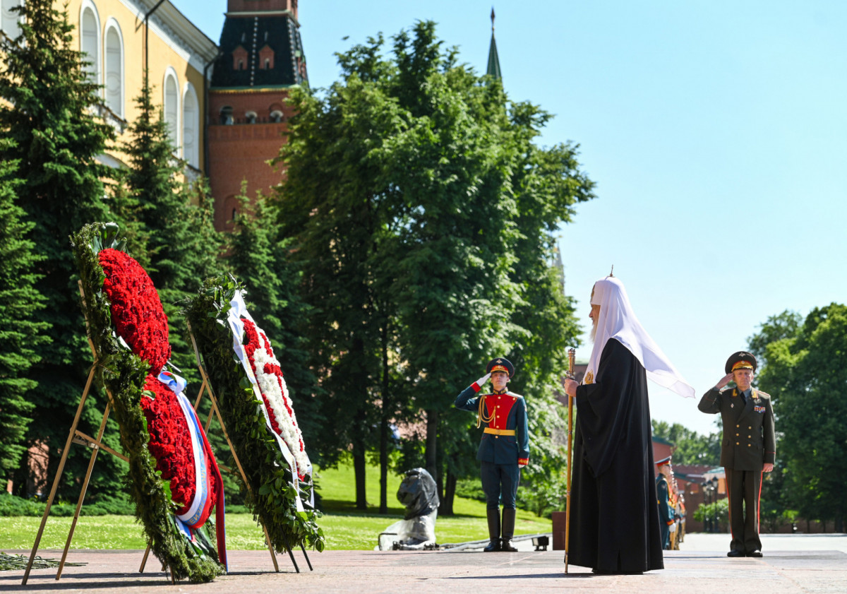  Святейший Патриарх Кирилл возложил венок к могиле Неизвестного солдата у Кремлевской стены